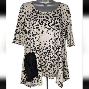 Inside Out Brand Leopard Print Short Sleeve Pouch Pocket Shirt Womens Small NWT.